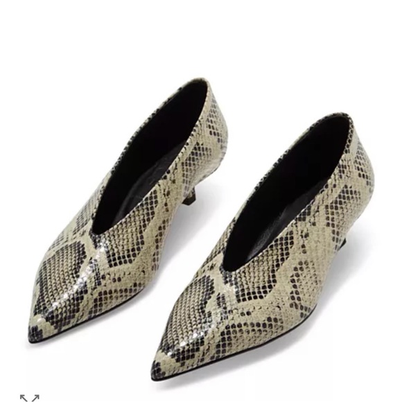 Aeyde Women’s Clara Pointed Pumps - Picture 6 of 7